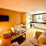Stylish At Aviva Appartement