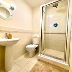 Stylish At Aviva Appartement