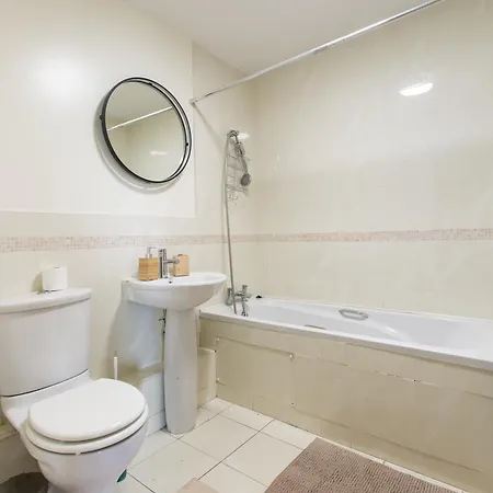 Stylish At Aviva Apartment *