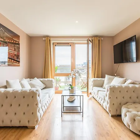 Stylish At Aviva Apartment *